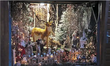  ?? FRANCE PHOTO : OUEST- ?? Dans son garage, une forêt magnifique prend vie, dans sa maison du Père Noël à Bégard, près de Guingamp.|
