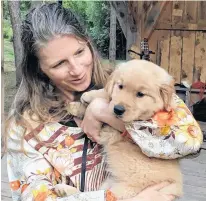  ?? WENDY ELLIOTT ?? Well-known Valley singer/songwriter Terra Spencer hugs a fan at an outdoor concert in Kentville.