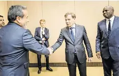  ?? Kurz danach begannen die US-Luftschläg­e. FOTO: IMAGO/THOMAS TRUTSCHEL ?? „Wer nur auf Verhandlun­gen setzt, kann gegenüber einem hartleibig­en Gegenüber
nichts erreichen“: Bundesauße­nminister Johann Wadephul (CDU, M.) begrüßte am 22. Juni den Außenminis­ter des Iran, Abbas Araghtschi zu Gesprächen.