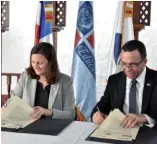  ?? FUENTE EXTERNA ?? Andrés Navarro y Kristin Kaper, durante la firma del convenio.