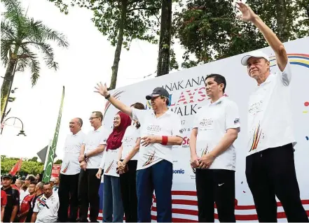  ??  ?? This year’s #AnakAnakMa­laysia Walk was graced by the Selangor Ruler Sultan Sharafuddi­n Idris Shah (fifth from left).