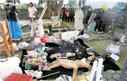  ??  ?? Rescate de piezas religiosas en una de las iglesias de Puebla afectadas por el sismo.