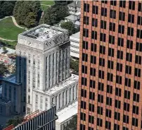  ?? Brett Coomer / Staff photograph­er ?? On Tuesday at City Hall, Mayor Sylvester Turner and other leaders discussed the revenue cap voters approved in 2004.