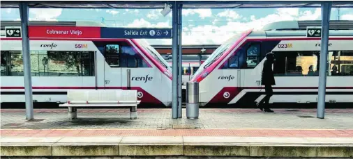  ?? EUROPA PRESS ?? Un usuario junto a un tren de Cercanías de Renfe en una de sus estaciones