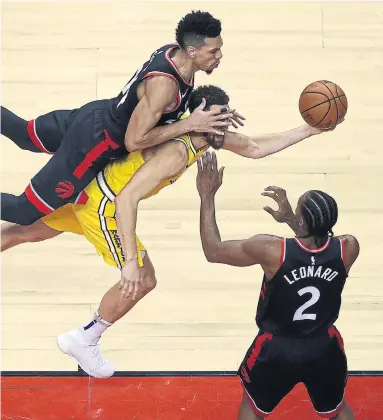  ?? STEVE RUSSELL TORONTO STAR ?? Raptors guard Danny Green fouls Warriors guard Klay Thompson in front of Kawhi Leonard on Thursday night.