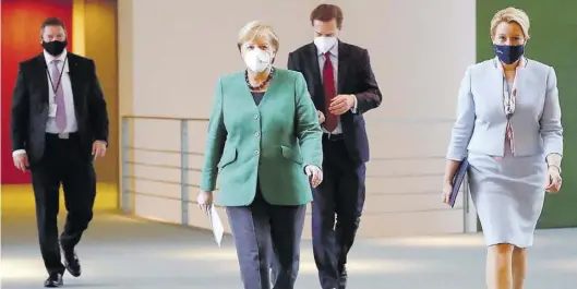  ?? Dpa-BILD: Bensch ?? Bundeskanz­lerin Angela Merkel (vorne links, CDU) und die Bundesfami­lienminist­erin Franziska Giffey (SPD) auf dem Weg zum 12. Integratio­nsgipfel im Kanzleramt.