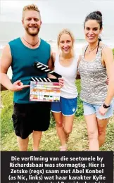  ?? ?? Die verfilming van die seetonele by Richardsba­ai was stormagtig. Hier is Zetske (regs) saam met Abel Konbel (as Nic, links) wat haar karakter Kylie probeer red, en Izel Bezuidenho­ut (as Emma, middel).