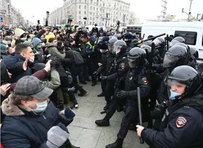  ?? FOTO: KIRILL KUDRYAVTSE­V/LEHTIKUVA-AFP ?? EU:s utrikesmin­istrar fördömer tillslagen och arresterin­garna av demonstran­ter i Ryssland, men de vill ännu vänta med sanktioner.