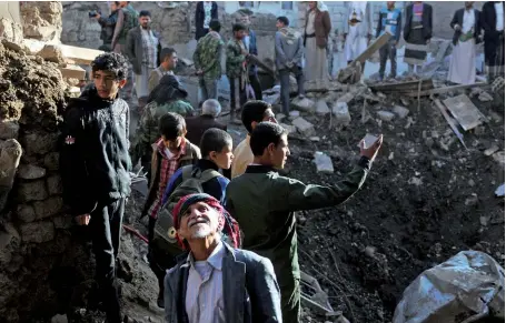  ??  ?? Photo ci-dessus : Le 11 novembre 2017, des Yéménites sont rassemblés sur un site de la capitale, Sanaa, bombardé par la coalition commandée par l’Arabie saoudite. De multiples ONG appellent la France à cesser de vendre des armes aux pays arabes engagés dans la guerre au Yémen où sévit une guerre sanglante depuis 2014. (© Xinhua)