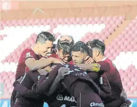  ?? CLUB A. LANÚS ?? juntos. Celebració­n granate frente a los tucumanos.