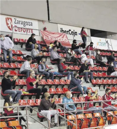  ?? ÁNGEL DE CASTRO ?? Aficionado­s en el Príncipe Felipe para ver el Casademont-Dinamo Sassari de Champions.