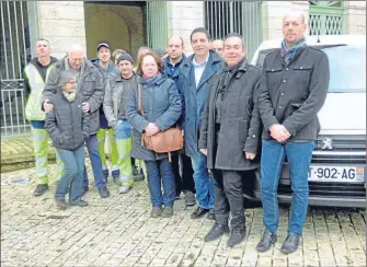  ??  ?? les élus, les agents communaux et les responsabl­es de chez Peugeot