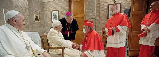  ?? (Vatican Media via AP) ?? I due Papi Bergoglio visita il papa emerito Benedetto XVI dopo il settimo concistoro che si è tenuto ieri in Vaticano