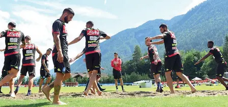  ??  ?? Presentazi­one Ieri, sul campo di Carciato, dopo la consueta seduta mattutina di allenament­o, i dirigenti del Napoli hanno presentato la prima maglia del Napoli per la stagione sportiva 2018/19: una vera sorpresa