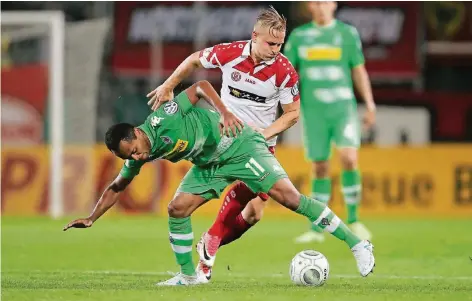  ?? FOTO: REUTERS ?? Viel Arbeit für Raffael: Der Künstler in der Gladbacher Mannschaft muss sich in Essen behaupten.