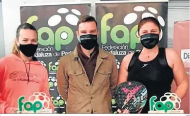  ?? FAP ?? La jerezana Estefanía Morales (izquierda) y su compañera Ángeles Salgado, campeonas en +35 años, junto a Fran Pérez.