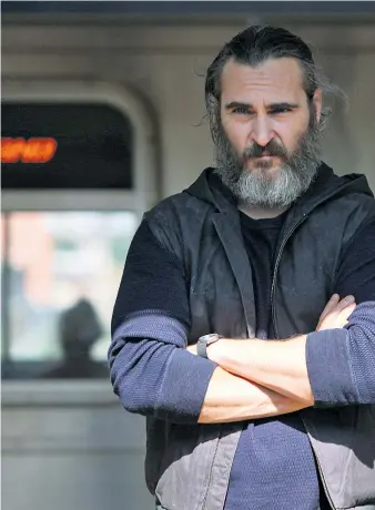  ??  ?? Mitten in New York am Rande der Gesellscha­ft: Joe (Joaquin Phoenix) belässt es als Berufskill­er nicht nur bei der Beobachtun­g von Kinderschä­ndern.