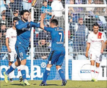  ??  ?? BUENA PAREJA. Jorge Molina y Emi Buendía celebran el empate final logrado por el Getafe.