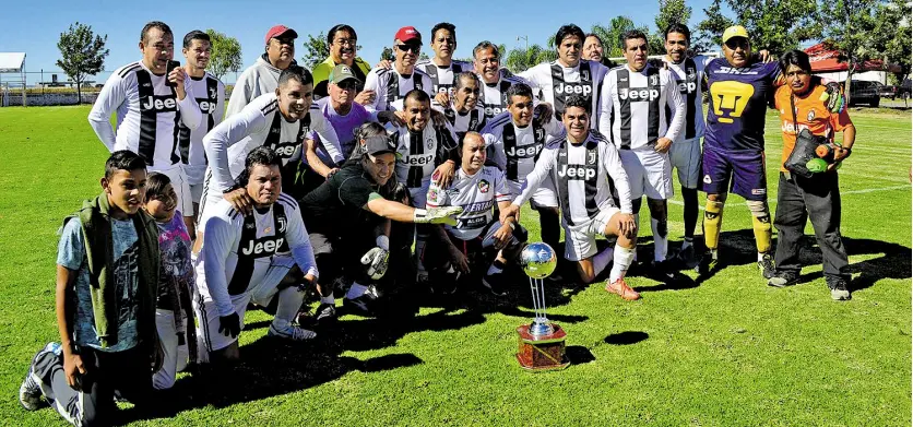  ?? Jesús Gutiérrez ?? EXPERTICS consiguió el cetro de campeón de campeones en la Liga de las Estrellas.