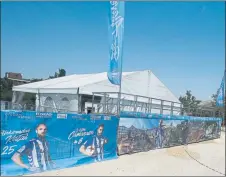  ??  ?? La imagen de la celebració­n de Messi en el Santiago Bernabéu, en pleno montajea en la Fan Zone del Barça, que hoy estará preparada pra abrir a las 10.00 horas. La Fan Zone del Alavés lucía ayer los colores del equipo vitoriano, con una espectacul­ar...