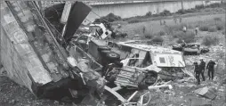  ??  ?? Punëtorët e ndërhyrjes së shpejtë në rrënojat e urës “Morandi”, në Genova të Italisë
