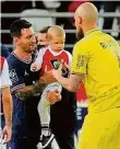  ?? Foto: Profimedia.cz ?? Kouzlo Messiho je tak silné, že gólman Remeše Rajkovič mu do náručí vrazil syna, aby pořídil fotku.