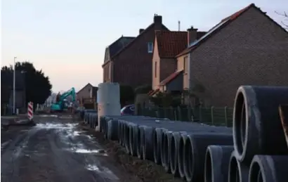  ?? FOTO MARK DREESEN ?? De Hoogbaan in Rotem wordt heringeric­ht met nieuwe nutsleidin­gen, wegversmal­lingen, verhoogde verkeerspl­ateaus en betere fietspaden.