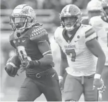  ?? PHIL SEARS/AP ?? Florida State running back Treshaun Ward is trailed by Syracuse linebacker Stefon Thompson as he runs for 65 yards in the fourth quarter last week.