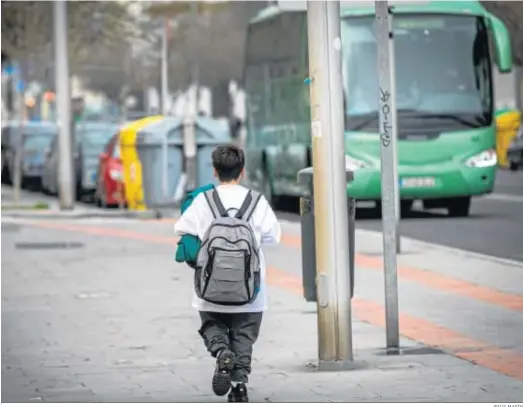  ?? JESÚS MARÍN ?? Un alumno ayer, en Cádiz, volviendo a casa después de terminar sus clases.