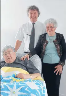  ??  ?? Cosy: Pohlen Hospital resident Alistair Frew, pictured with his wife, Shirley Frew, and New World Matamata owner Ewan Atherton, enjoying his new quilt.