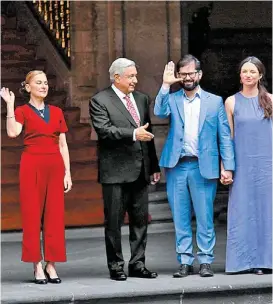  ?? JUAN C. BAUTISTA ?? Los gobernante­s y sus esposas en Palacio.