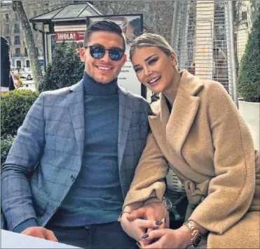  ??  ?? Luka Jovic y su novia, Sofija Milojevic, posan en una foto de archivo en la Puerta de Alcalá de Madrid.