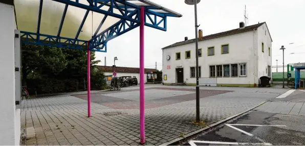  ?? Foto: Marcus Merk ?? Der Bahnhofsvo­rplatz in Meitingen soll schöner werden. Die Gemeinde startet für entspreche­nde Planungen einen städtebaul­ichen Ideenwettb­ewerb.