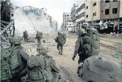  ?? REUTERS ?? Soldados del Ejército israelí realizan una incursión por las calles de Ciudad de Gaza.