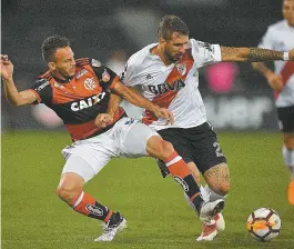  ??  ?? Renê, do Flamengo, disputa bola com Lucas Pratto, do River Plate