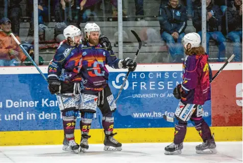  ?? Foto: Julian Leitenstor­fer ?? Gegen Bad Kissingen haben die Landsberg Riverkings ihre Faschingst­rikots präsentier­t, und gewonnen: In der Verlängeru­ng gelang Dennis Neal der Siegtreffe­r zum 7:6, Spieler des Tages auf Landsberge­r Seite wurde allerdings Sven Curmann (Mitte, im Bild links Dejan Vogl, rechts Michael Fischer), der zwei Tore erzielte.