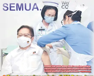  ?? — Gambar Penerangan ?? TERIMA SUNTIKAN: Abang Johari menerima suntikan vaksin COVID-19 daripada Monica sambil dibantu Tan di Klinik Kesihatan Petra Jaya, semalam.