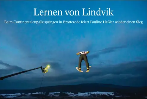  ?? FOTO: SASCHA FROMM ?? Das Flutlichts­pringen auf der Inselbergs­chanze gewann der Slowene Rok Justin.