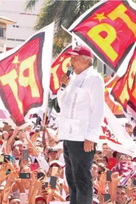  ??  ?? OTRO CIERRE. Andrés Manuel López Obrador, ayer, en el puerto de Acapulco.