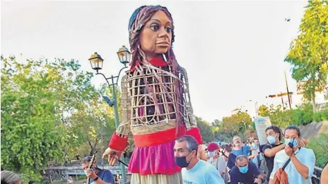  ?? // ABC ?? Un grupo de radicales lanzó piedras contra la marioneta Amal en la ciudad de Larisa
