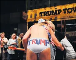  ?? AP ?? Al mejor estilo del vaquero desnudo, Trump se...