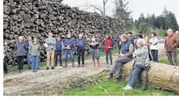  ?? ?? A l’issue de l’assemblée générale, les participan­ts ont été invités à se déplacer en forêt afin de découvrir le « Protocole chantier forestier ».