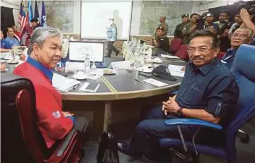  ?? TUAH
PIC BY MALAI ROSMAH ?? Deputy Prime Minister Datuk Seri Dr Ahmad Zahid Hamidi and Sabah Chief Minister Tan Sri Musa Aman at a closed-door briefing involving the Eastern Sabah Security Command and other authoritie­s in Lahad Datu yesterday.