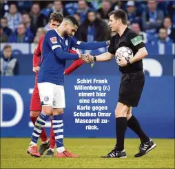  ??  ?? Schiri Frank Willenborg (r.) nimmt hier eine Gelbe Karte gegen Schalkes Omar Mascarell zurück.