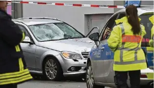  ?? AP ?? Der Mercedes des Täters: Der Wagen kam erst nach rund 30 Metern zum Stehen.