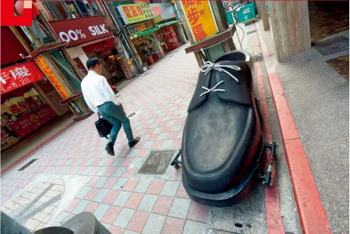  ?? 蘇義傑攝 ?? 台北沅陵街原是台北採­購皮鞋的重鎮，但現在也因為歇業潮呈­現蕭條感。