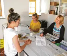  ?? Foto: lekkü ?? Doris Kawan (r.) und Lea Spies (Mitte) sind bereits jetzt viele Stunden im Büro des Festrings im Einsatz.