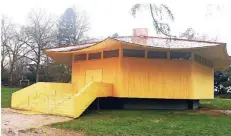  ?? RP-FOTO:VO ?? Der Pavillon des Künstlers Thomas Schütte im Kaiserpark ist von allen Bauzäunen befreit und präsentier­t sich hell und frisch. Die begehbare Skulptur ist Schüttes Beitrag zum Krefelder Bauhausjah­r.