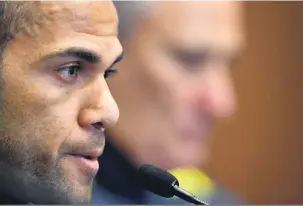  ?? Ben Stansall/AFP ?? Daniel Alves será o capitão do Brasil no último amistoso do ano