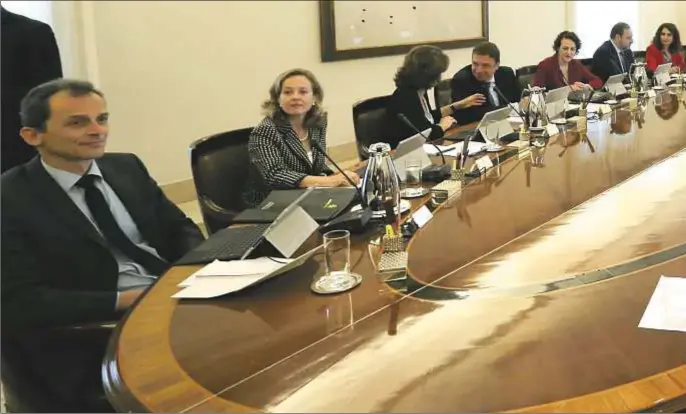  ?? Jaime García ?? Foto de familia de la primera reunión del Consejo de Ministros que presidió Pedro Sánchez tras acceder a la jefatura del Gobierno